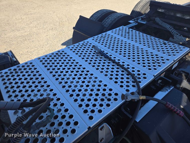 image for item FB9408 2016 Kenworth T880 semi truck