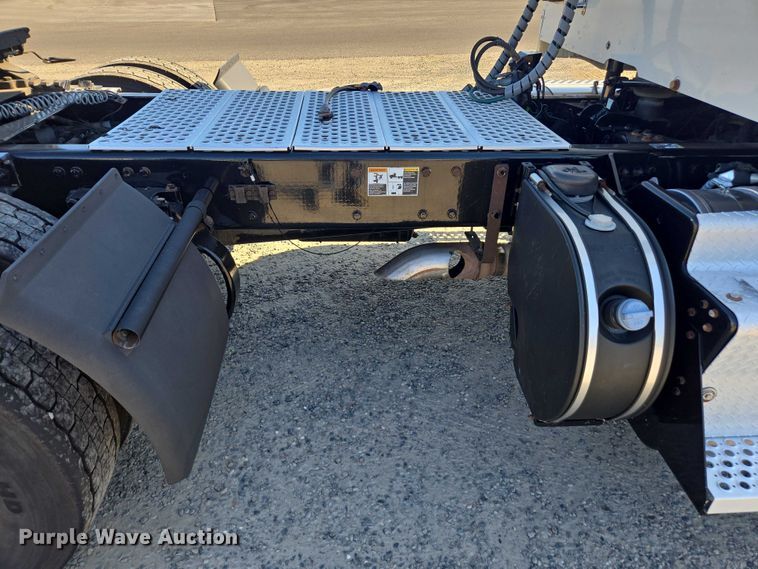 image for item FB9408 2016 Kenworth T880 semi truck