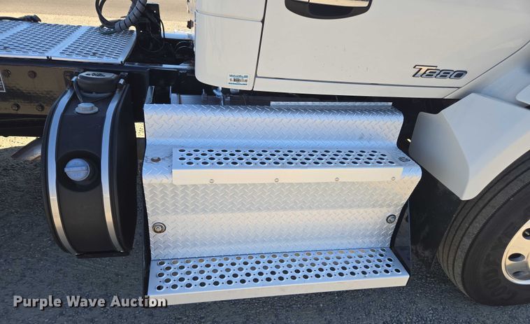 image for item FB9408 2016 Kenworth T880 semi truck