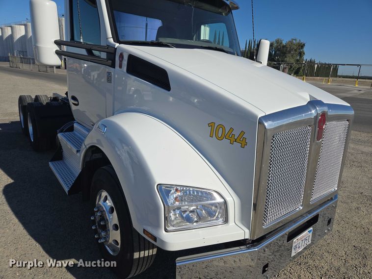image for item FB9408 2016 Kenworth T880 semi truck
