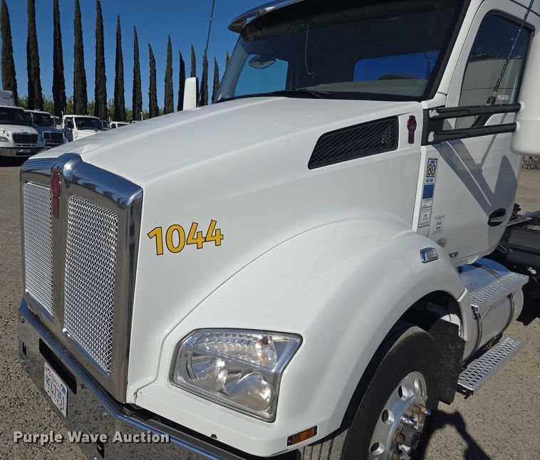 image for item FB9408 2016 Kenworth T880 semi truck