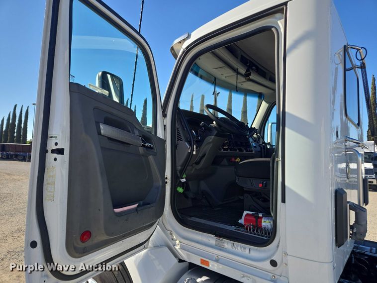 image for item FB9408 2016 Kenworth T880 semi truck