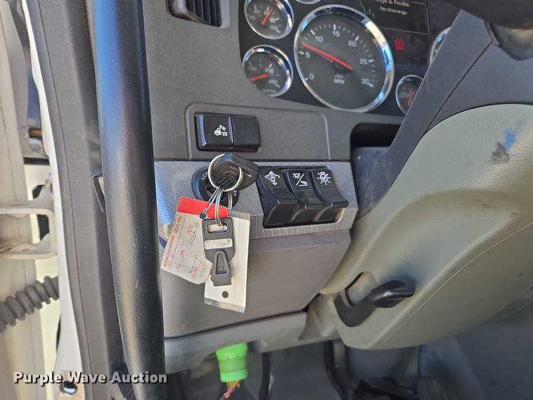 image for item FB9408 2016 Kenworth T880 semi truck