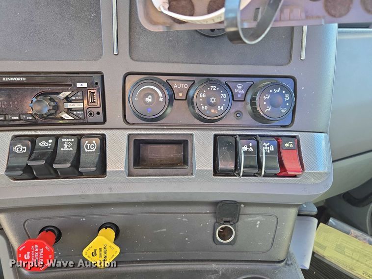 image for item FB9408 2016 Kenworth T880 semi truck