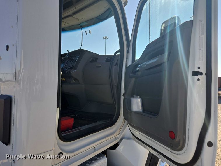 image for item FB9408 2016 Kenworth T880 semi truck