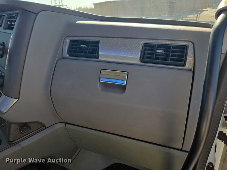 image for item FB9408 2016 Kenworth T880 semi truck