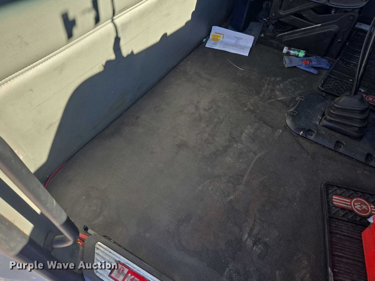 image for item FB9408 2016 Kenworth T880 semi truck