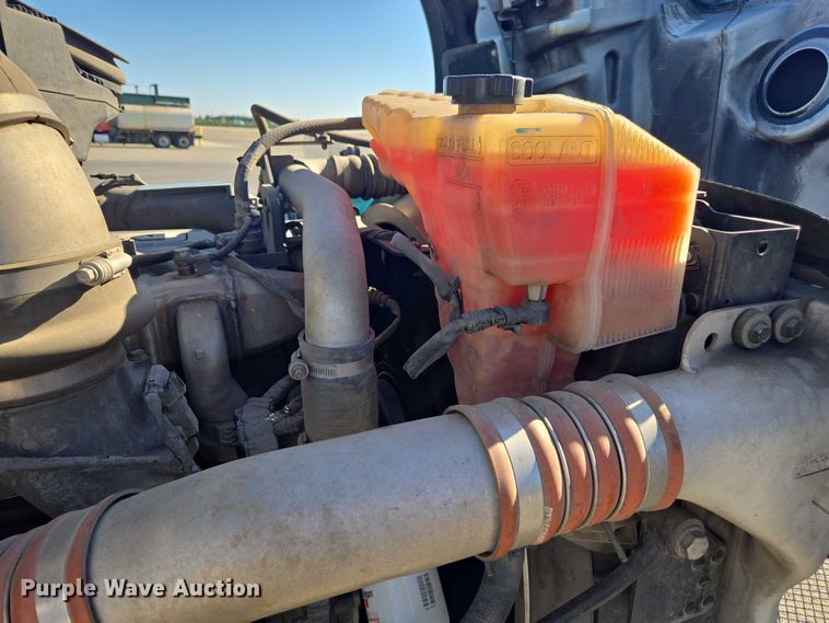 image for item FB9408 2016 Kenworth T880 semi truck