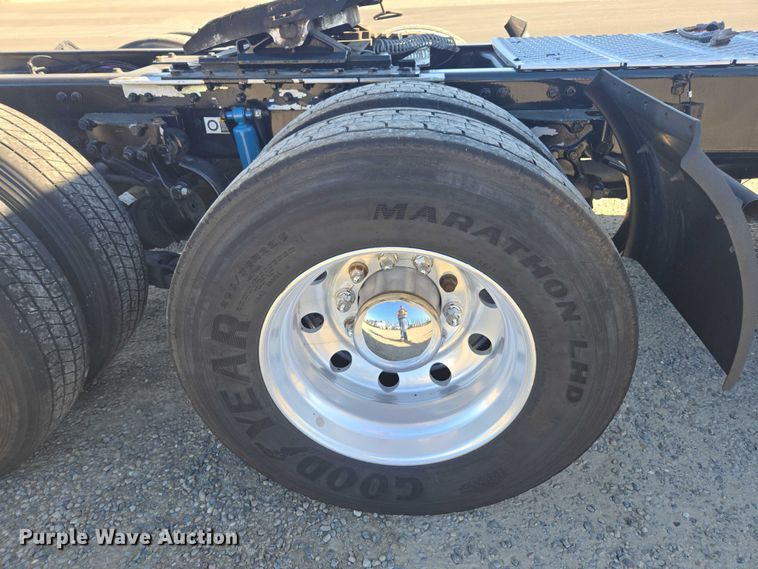 image for item FB9408 2016 Kenworth T880 semi truck