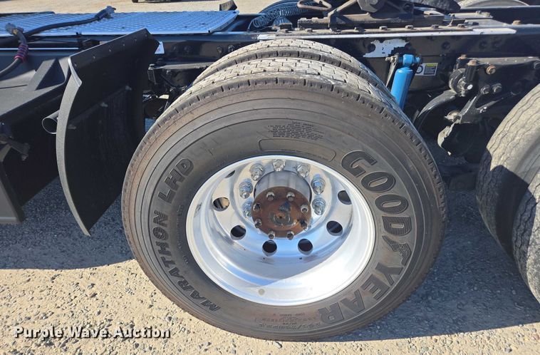 image for item FB9408 2016 Kenworth T880 semi truck