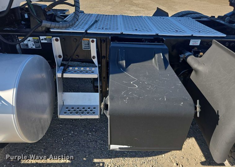 image for item FB9409 2016 Kenworth T880 semi truck