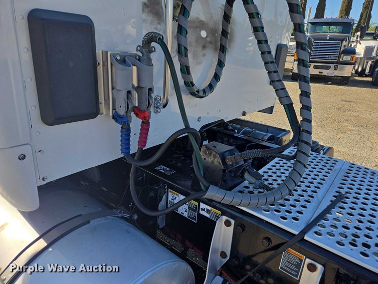 image for item FB9409 2016 Kenworth T880 semi truck