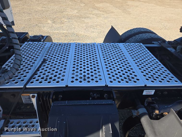 image for item FB9409 2016 Kenworth T880 semi truck