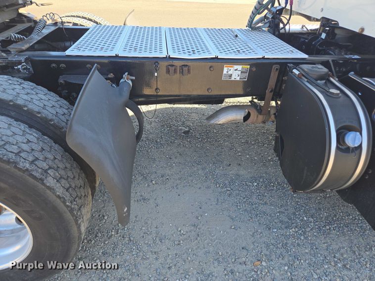 image for item FB9409 2016 Kenworth T880 semi truck