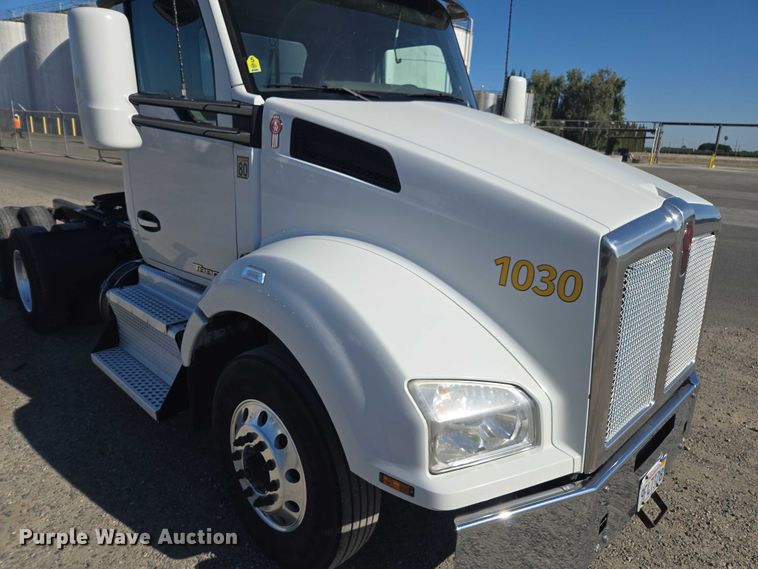 image for item FB9409 2016 Kenworth T880 semi truck
