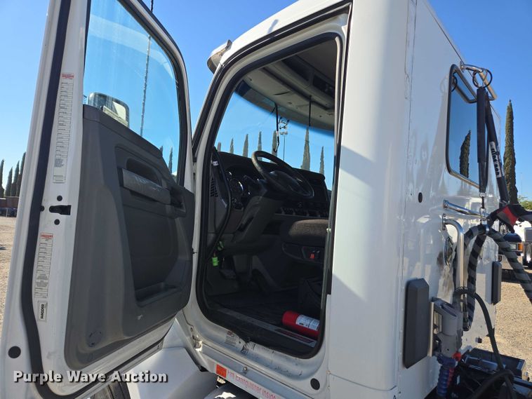 image for item FB9409 2016 Kenworth T880 semi truck