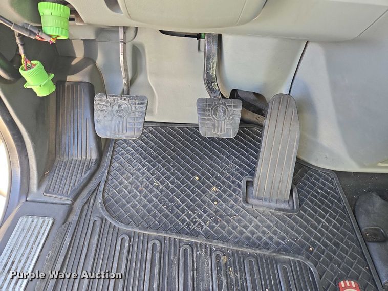 image for item FB9409 2016 Kenworth T880 semi truck