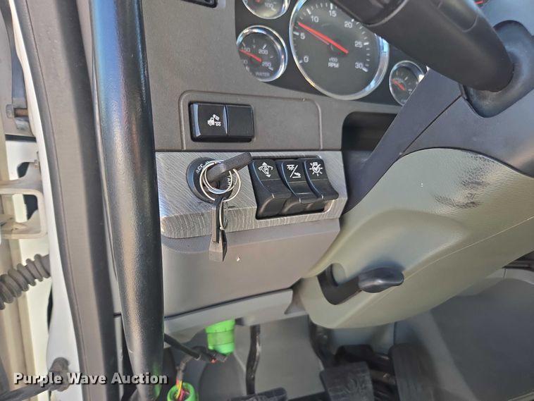 image for item FB9409 2016 Kenworth T880 semi truck