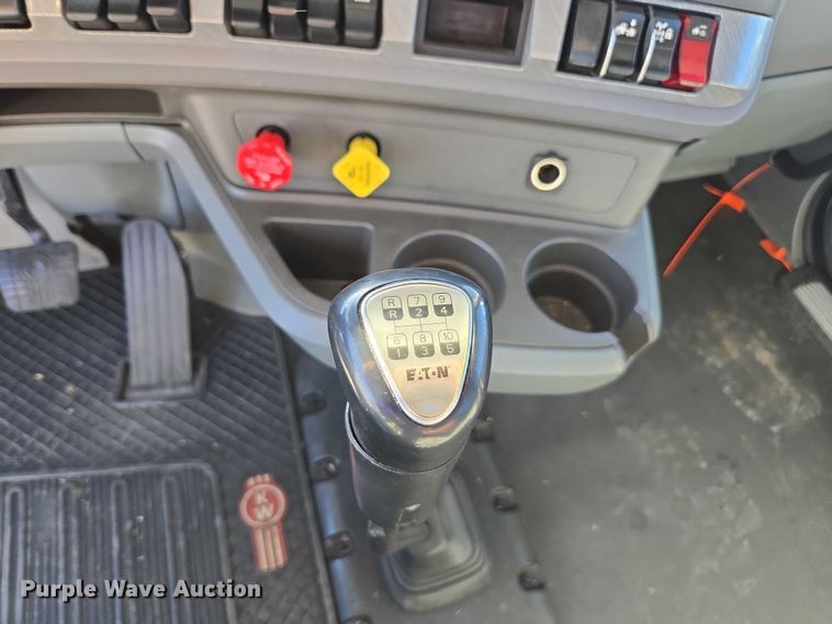 image for item FB9409 2016 Kenworth T880 semi truck