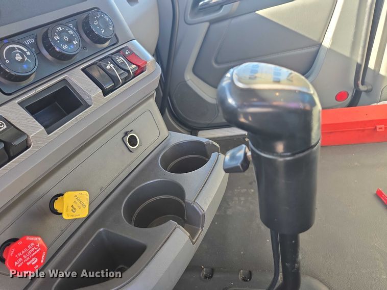 image for item FB9409 2016 Kenworth T880 semi truck