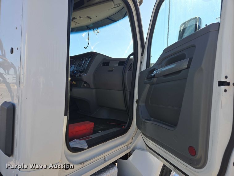 image for item FB9409 2016 Kenworth T880 semi truck