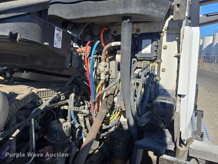 image for item FB9409 2016 Kenworth T880 semi truck