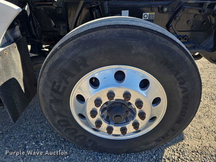 image for item FB9409 2016 Kenworth T880 semi truck