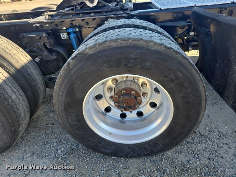 image for item FB9409 2016 Kenworth T880 semi truck