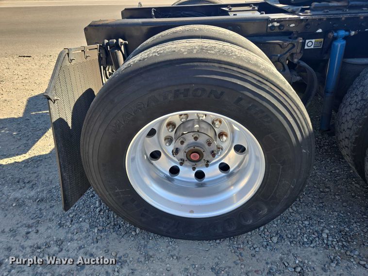 image for item FB9409 2016 Kenworth T880 semi truck