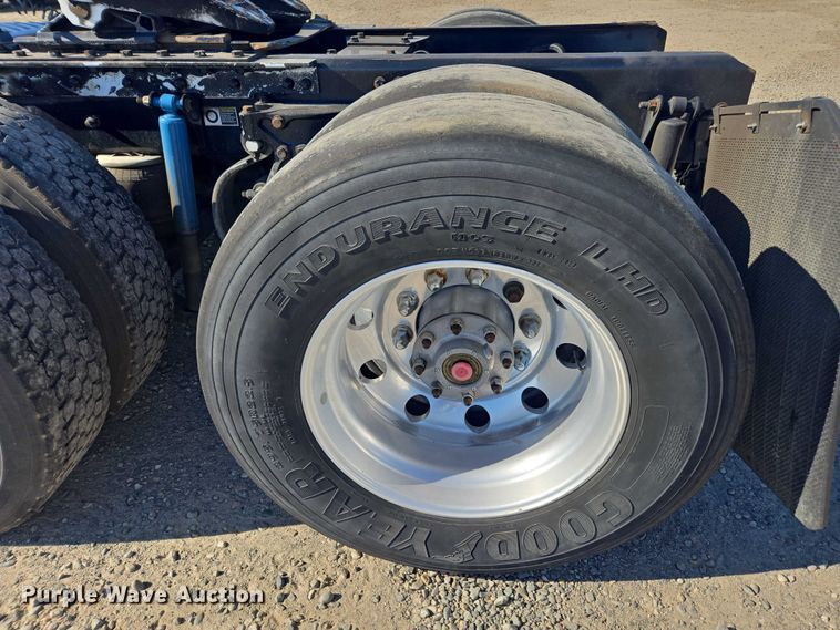 image for item FB9409 2016 Kenworth T880 semi truck