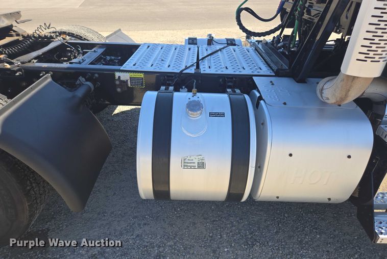 image for item FB9410 2017 Mack CXU613 semi truck