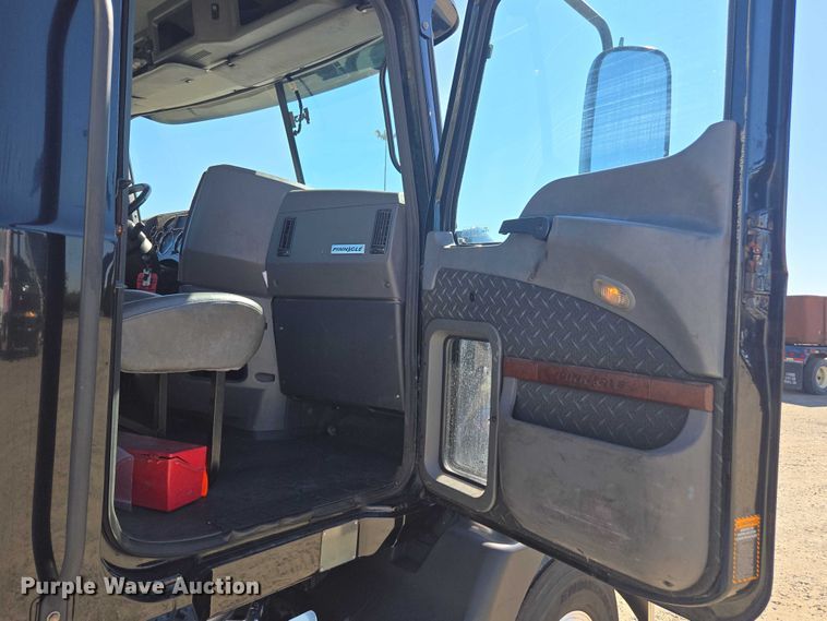 image for item FB9410 2017 Mack CXU613 semi truck