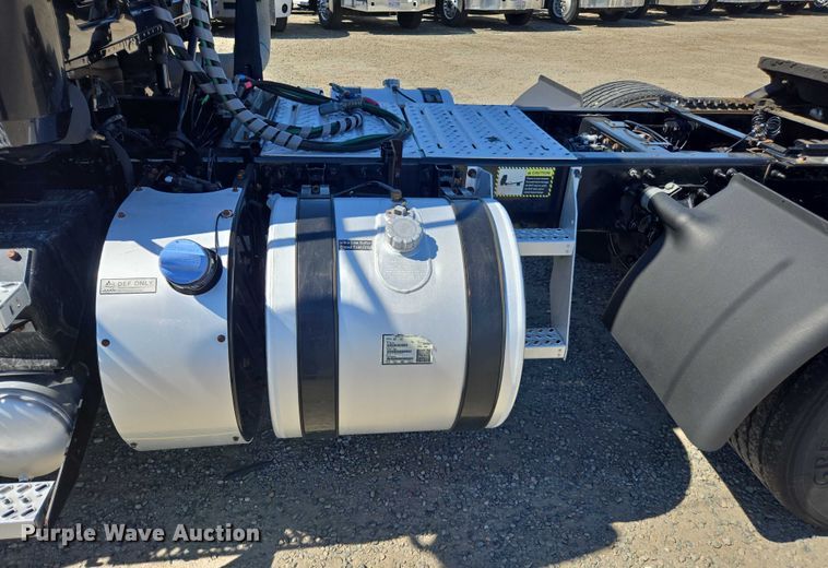 image for item FB9411 2017 Mack CXU613 semi truck