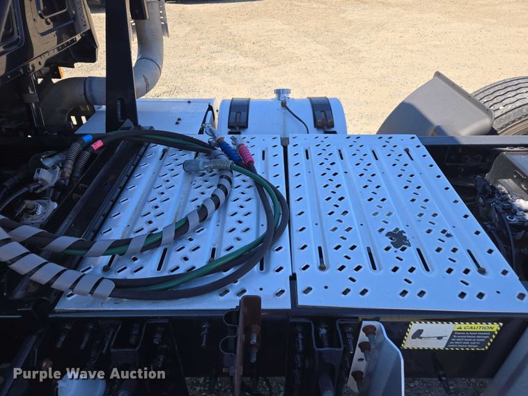 image for item FB9411 2017 Mack CXU613 semi truck