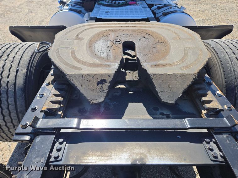 image for item FB9411 2017 Mack CXU613 semi truck