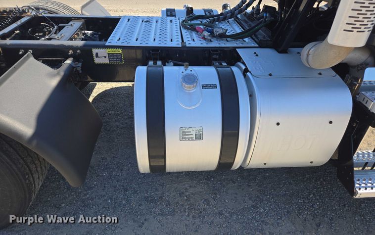 image for item FB9411 2017 Mack CXU613 semi truck