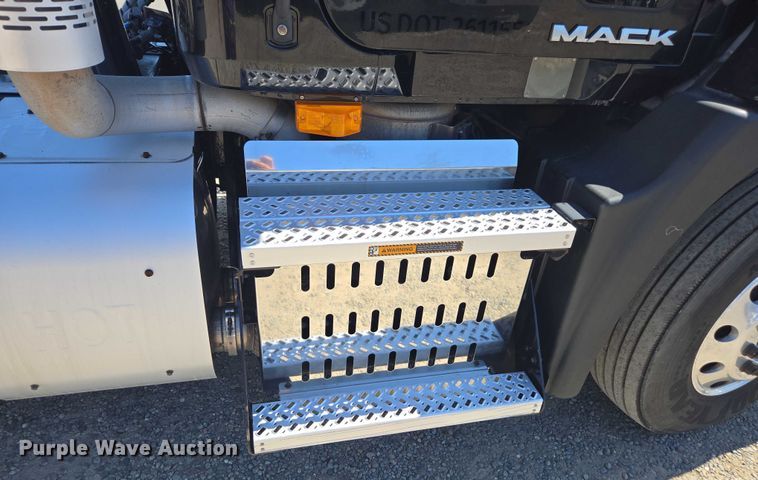 image for item FB9411 2017 Mack CXU613 semi truck