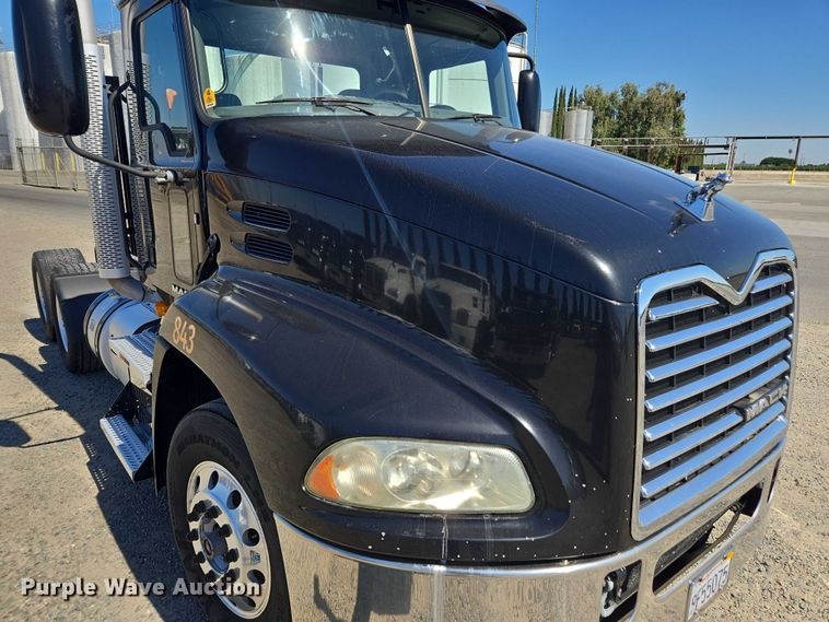 image for item FB9411 2017 Mack CXU613 semi truck
