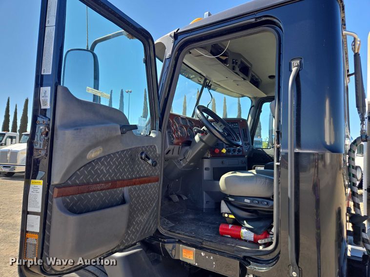 image for item FB9411 2017 Mack CXU613 semi truck