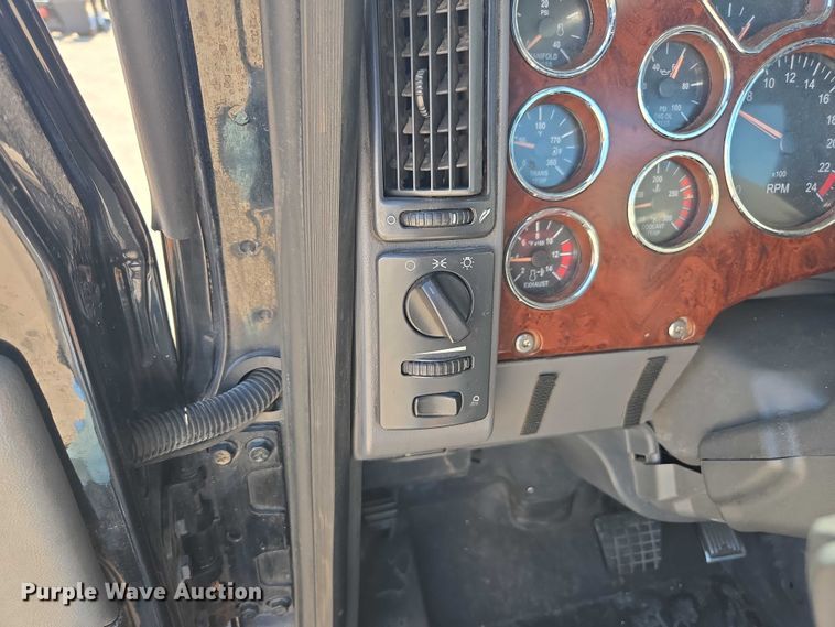 image for item FB9411 2017 Mack CXU613 semi truck