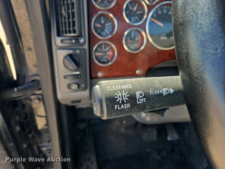 image for item FB9411 2017 Mack CXU613 semi truck