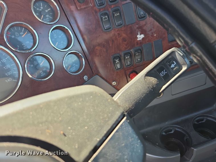 image for item FB9411 2017 Mack CXU613 semi truck