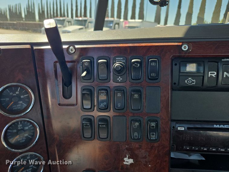 image for item FB9411 2017 Mack CXU613 semi truck