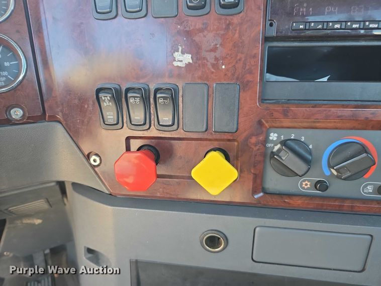 image for item FB9411 2017 Mack CXU613 semi truck