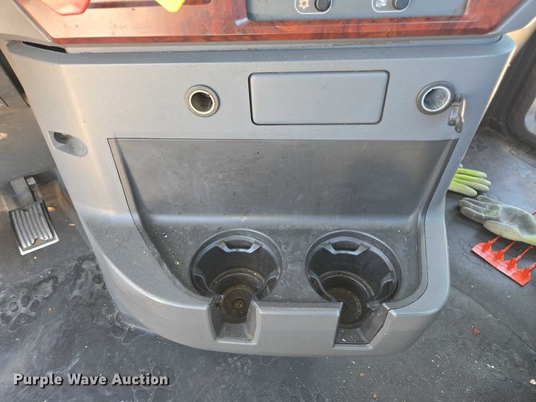 image for item FB9411 2017 Mack CXU613 semi truck