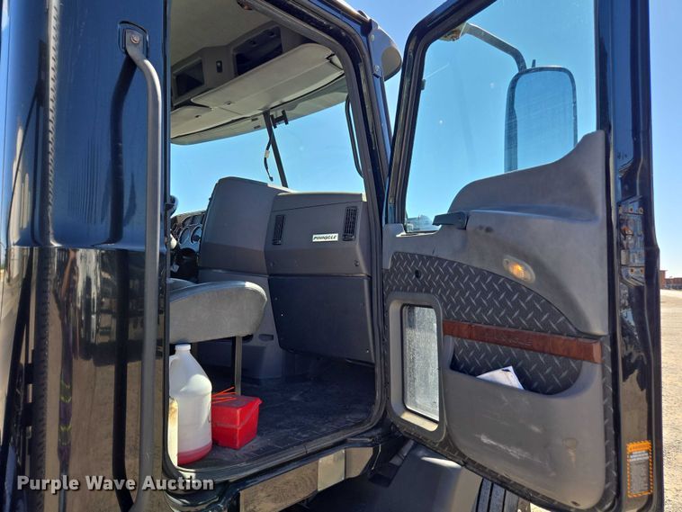 image for item FB9411 2017 Mack CXU613 semi truck