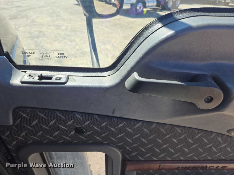 image for item FB9411 2017 Mack CXU613 semi truck