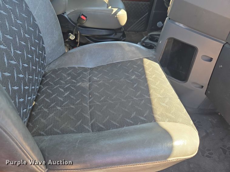 image for item FB9411 2017 Mack CXU613 semi truck