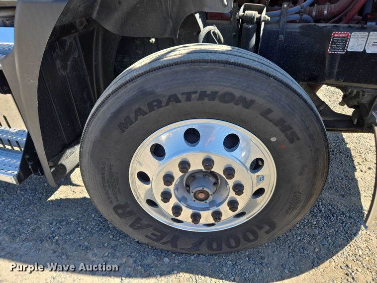 image for item FB9411 2017 Mack CXU613 semi truck