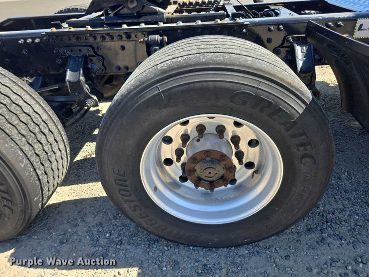 image for item FB9411 2017 Mack CXU613 semi truck